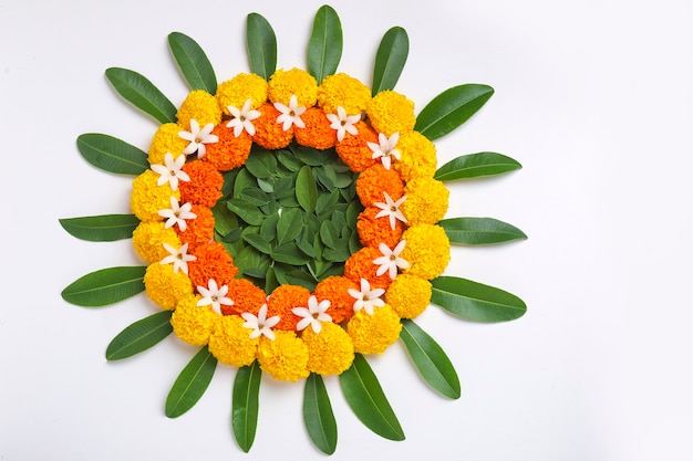 Ringelblume Blumen Rangoli Design für Diwali Festival, Indian Festival Blumendekoration