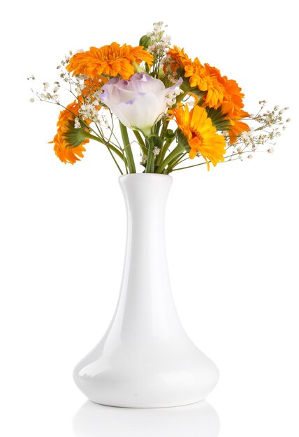 Ringelblumenblumen in der Vase getrennt auf Weiß