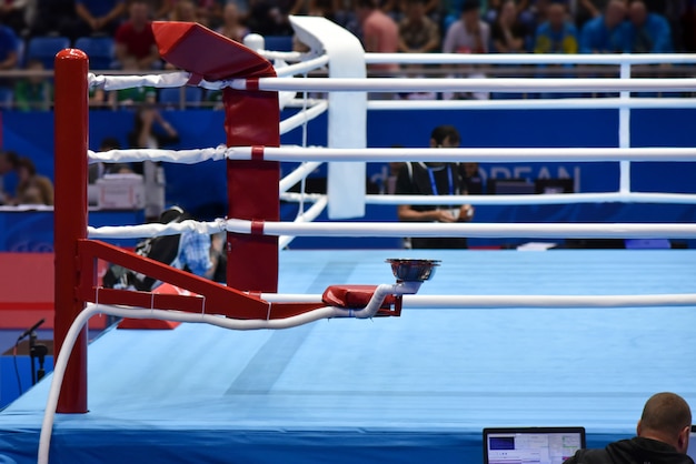 Foto ringue de boxe no corredor em um torneio esportivo