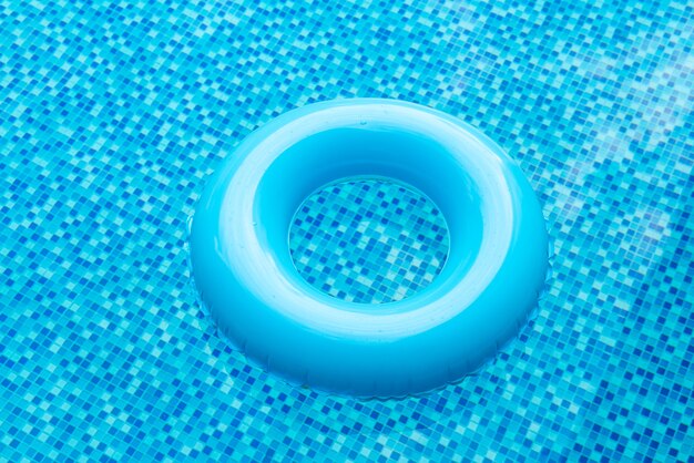 Ringue de natação na piscina azul