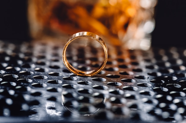 Foto ringverlegung auf gepunkteter metalloberfläche