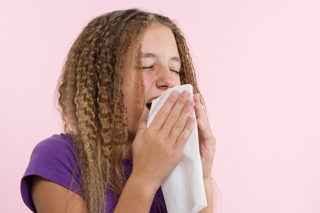 Rinite alérgica nas férias de verão na jornada de uma adolescente.