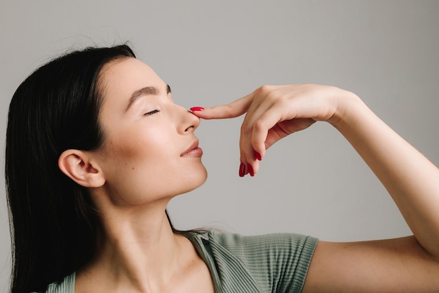Rinoplastia e septoplastia Uma jovem sofre de desvio do septo nasal Cura de problemas respiratórios com rinoplastia O abuso de gotas nasais vasoconstrictoras está levando ao vício