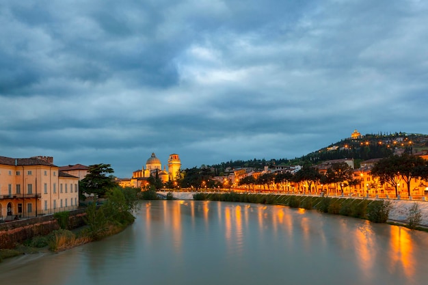 Rio Adige em Verona, Sunrise paisagem urbana de Verona. Arquitetura e pontos turísticos de Verona. Itália...