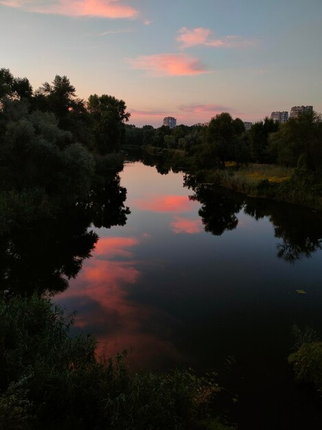 Foto un río con algunas nubes en el cielo y árboles