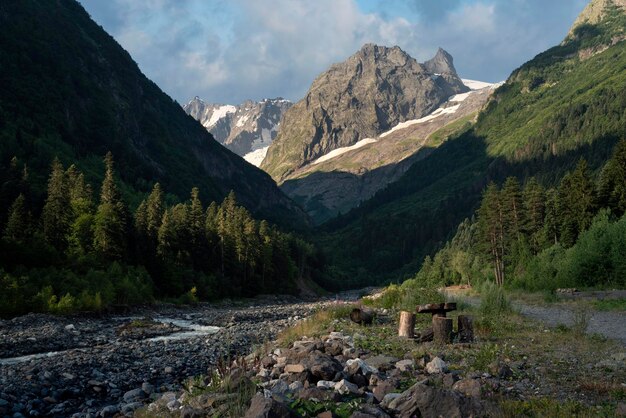 Foto el río amanauz al pie de las montañas del cáucaso en un día de verano dombay karachaycherkessia rusia