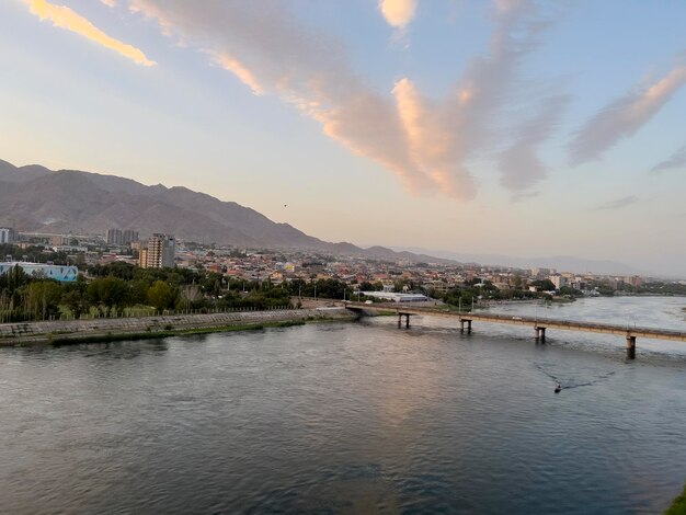 Rio Amudarya na bela cidade tadjique de Khujand