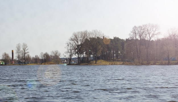 El río ancho y la orilla opuesta