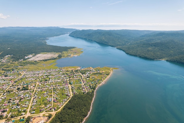 El río Angara es un río importante en Siberia que sale del lago Baikal cerca del asentamiento de Listvyanka. Vista aérea panorámica.