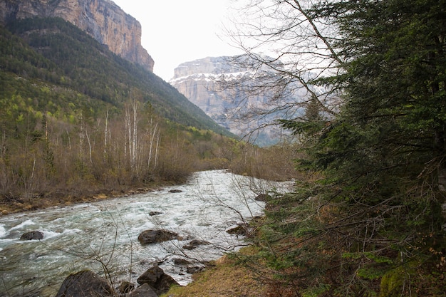 Rio Arazas no parque nacional de Ordesa e Monte Perdido.