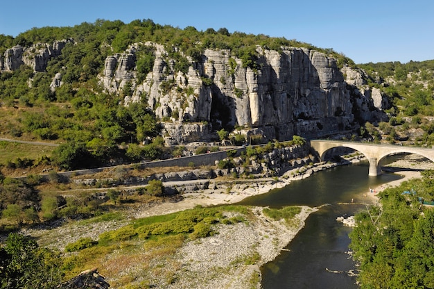 Foto río ardeche en balazuc, francia