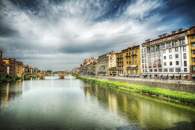 Río Arno bajo un cielo espectacular en Florencia Italia