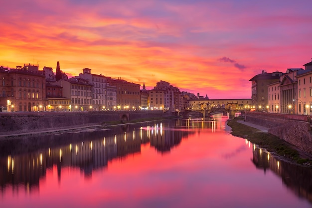 Rio Arno e a famosa ponte Ponte Vecchio ao pôr do sol lindo em Florença, Toscana, Itália