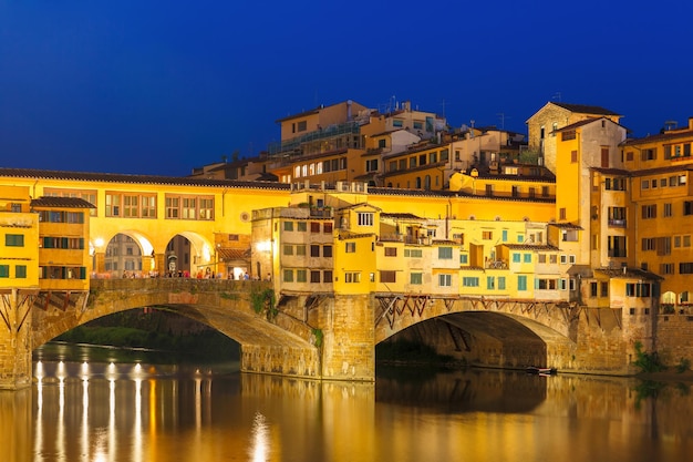 Rio arno e famosa ponte ponte vecchio à noite da ponte santa trinita em florença toscana ita