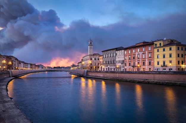 Rio Arno e ponte Ponte di Mezzo em Pisa