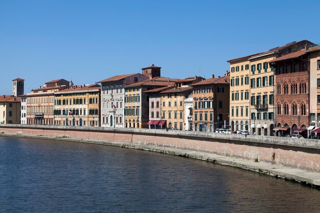 El río Arno en Pisa