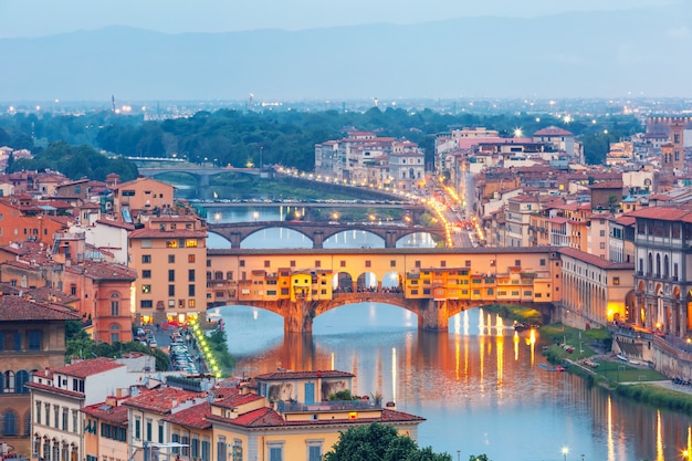 Río Arno y Ponte Vecchio en Florencia, Italia.