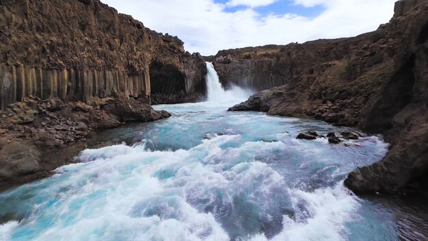 Río áspero en el fondo una cascada y montañas hermosa perspectiva excelente