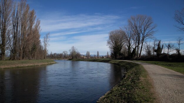 Un río atraviesa una ciudad con un cielo azul de fondo.