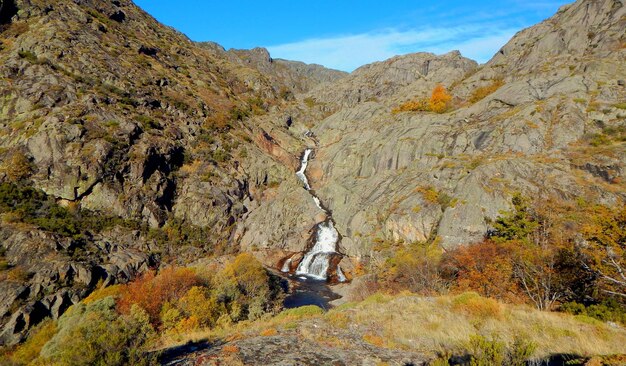 Un río atraviesa un valle con una montaña al fondo.