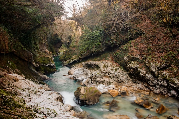 Rio azul bonito da montanha que flui no cânion antigo de martvili