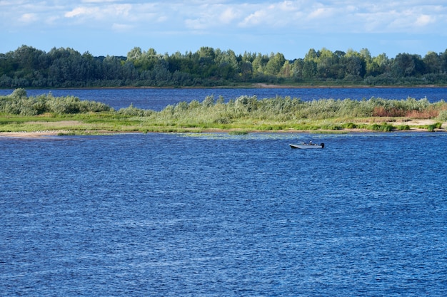 Río azul claro en el campo