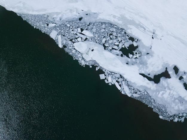 Un río azul, cubierto de suavidad y hielo picado.