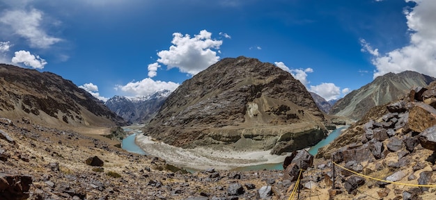 Rio azul e céu bela paisagem rota do norte da Índia Leh Ladakh norte da Índia