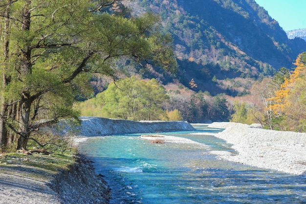 Río azul natural entre la montaña japonesa de las montañas en Kamikochi Nagano Japón.