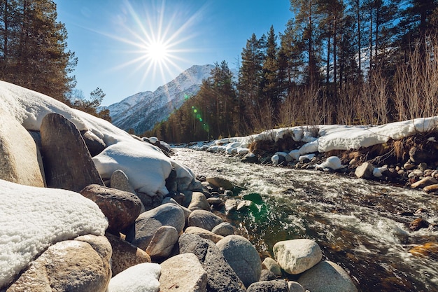 Río Baksan (Azau) cerca del monte. Elbrus, Kabardino-Balkaria, Rusia