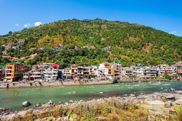 Rio Beas perto da cidade de Kullu, Índia