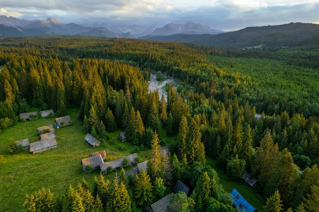 Foto río bialka en la región de podhale altas montañas tatras en polonia al atardecer drone view