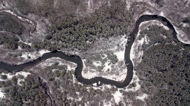 Río en bosque de invierno Fotografía aérea con quadcopter