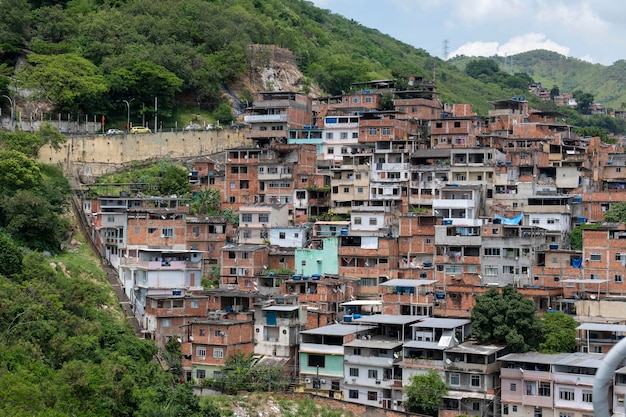 Rio, Brasil - 14 de novembro de 2021: visão de uma comunidade pobre em uma encosta no norte da cidade, mostrando a vegetação próxima