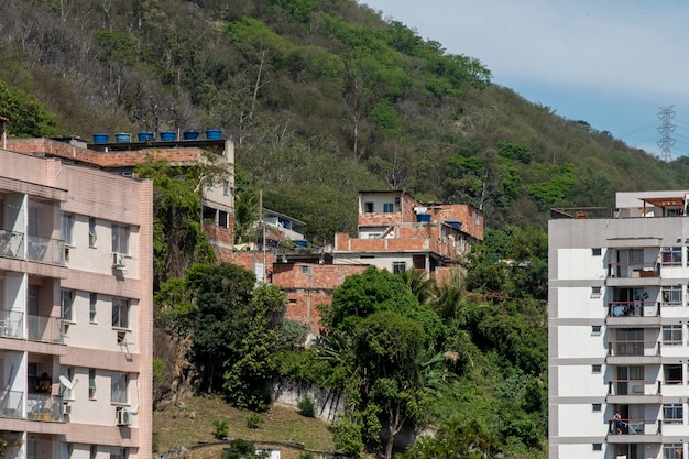 Río, Brasil - 24 de septiembre de 2021: área urbana con barrios marginales, edificios simples generalmente construidos en las laderas de la ciudad