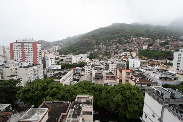 Rio, Brasilien - 05. Oktober 2021: Tausende von Gebäuden, die die urbane Landschaft des nördlichen Teils der Stadt im Stadtteil Tijuca ausmachen