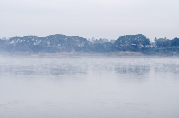 Río brumoso en las montañas