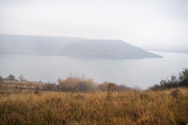 Río brumoso con paisaje de acantilado