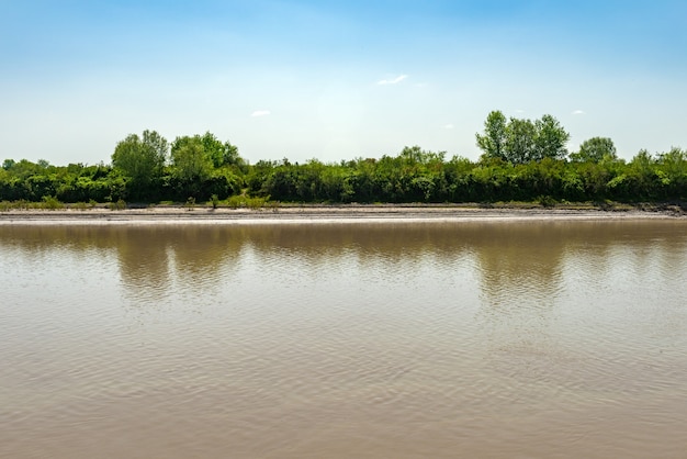 Foto rio calmo e plano