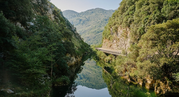 Foto rio calmo entre duas montanhas