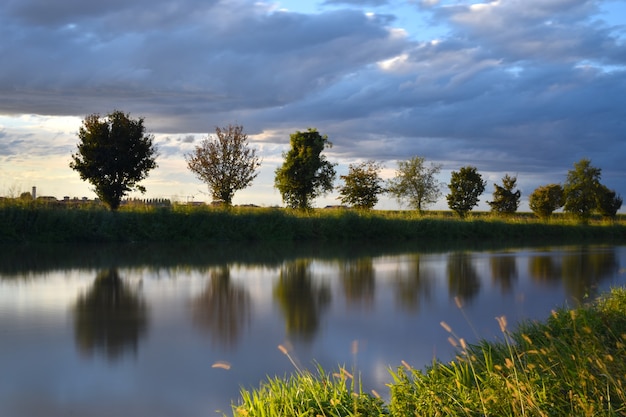 río en el campo