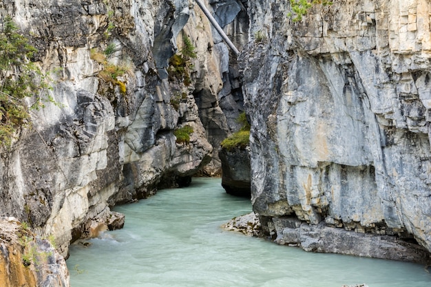 Río en el cañón colores interesantes cañón de mármol