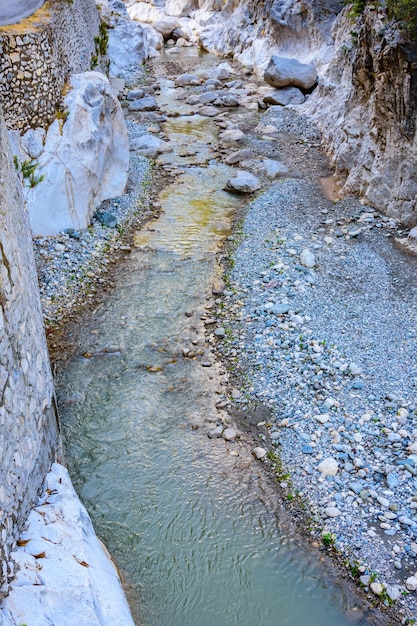 Río en el cañón no lejos de la ciudad de Kemer. Provincia de Antalya, Turquía