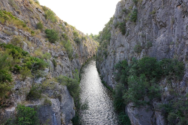 Un río en un cañón con un puente al fondo