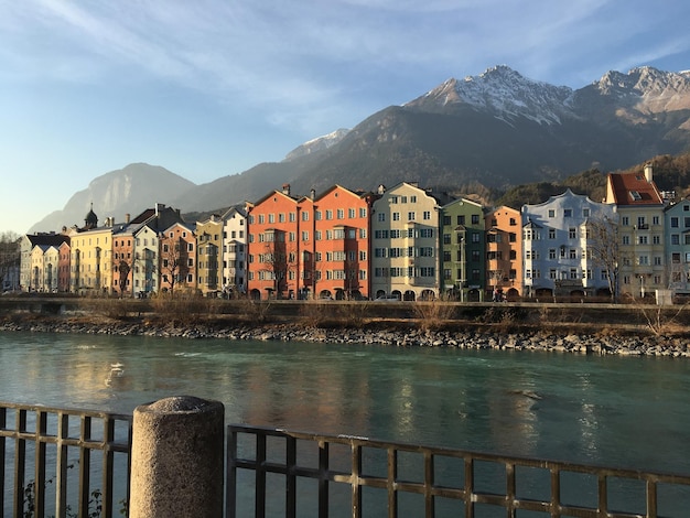 El río por las casas contra el cielo