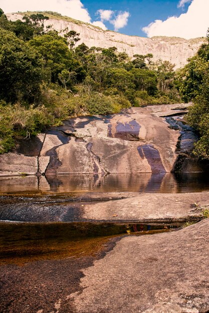 Un río con una cascada al fondo.