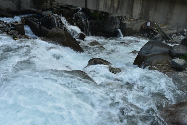 Un río con una cascada y un letrero que dice 'el río está fluyendo'