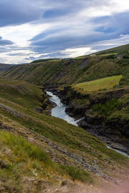 Río cerca de Studlagil en verano, Islandia