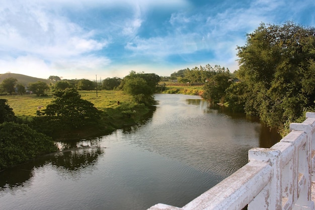 Foto rio cercado por ilhas cobertas de vegetação sob a luz do sol