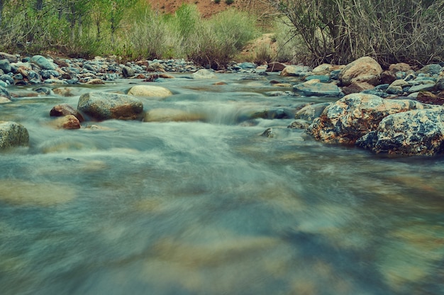 Río Chagan Uzun con agua borrosa por una larga exposición